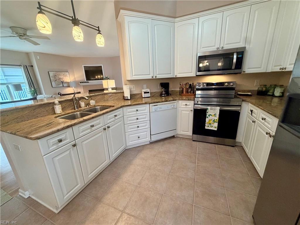 2302 Beach Castle Ln Property Photo 6