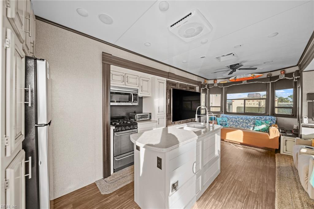 3665 Sandpiper Rd Property Photo 3