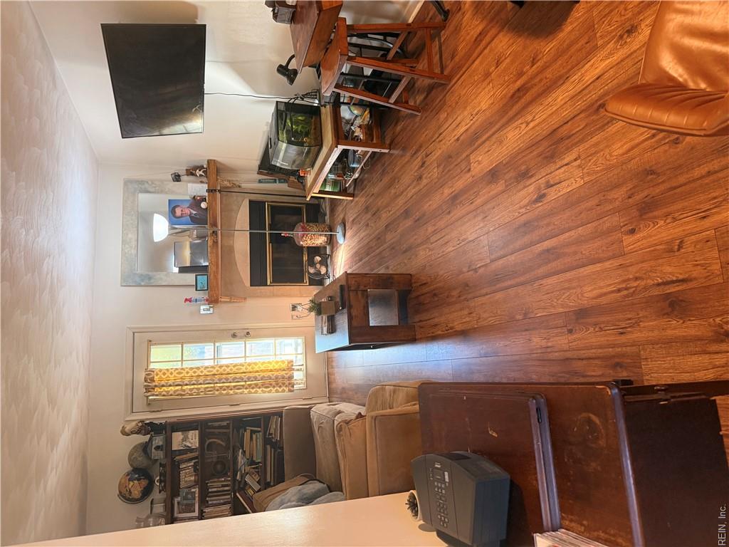 1411 Deerpond Ln Property Photo 3
