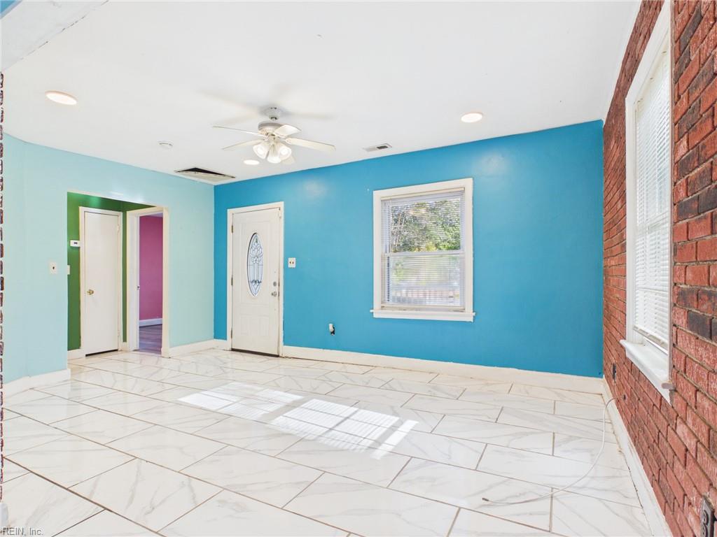 8 Clover St Property Photo 3