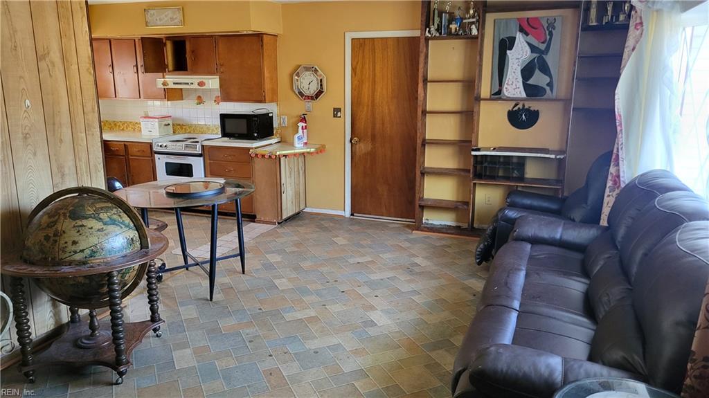 2921 Hilton Ave Property Photo 2