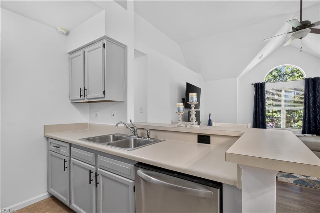 322 Gainsborough Sq Property Photo 12
