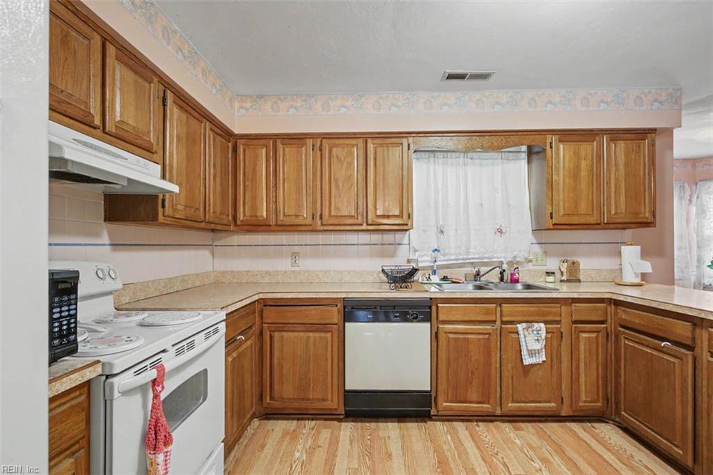 2429 Creekmore Ct Property Photo 10