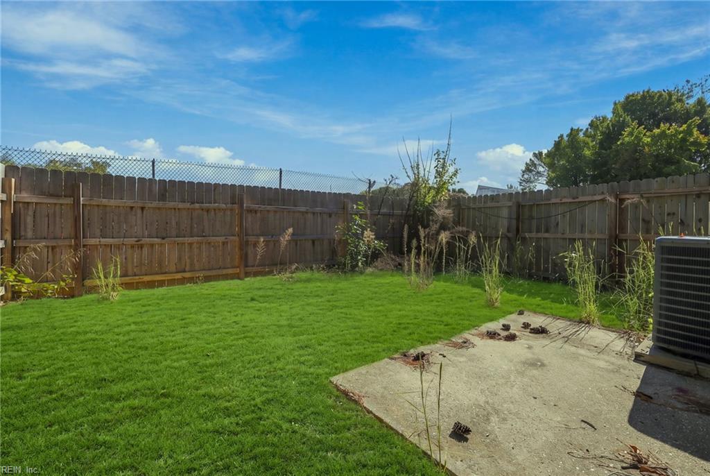 385 Susan Constant Dr Property Photo 32