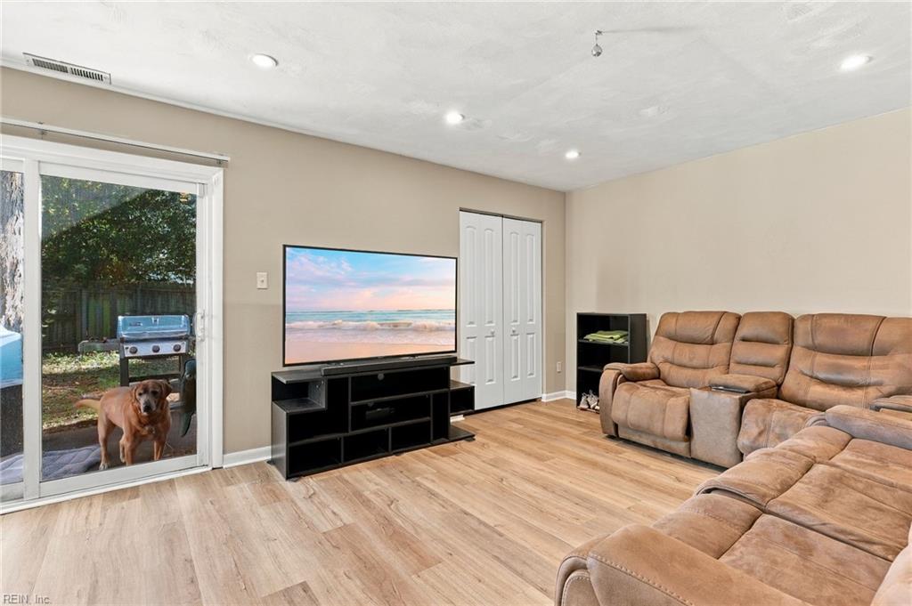 5661 Caxton Ct Property Photo 6