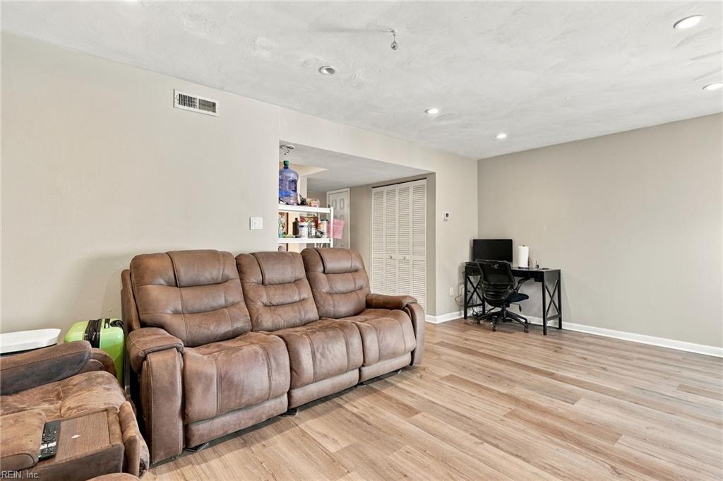 5661 Caxton Ct Property Photo 7