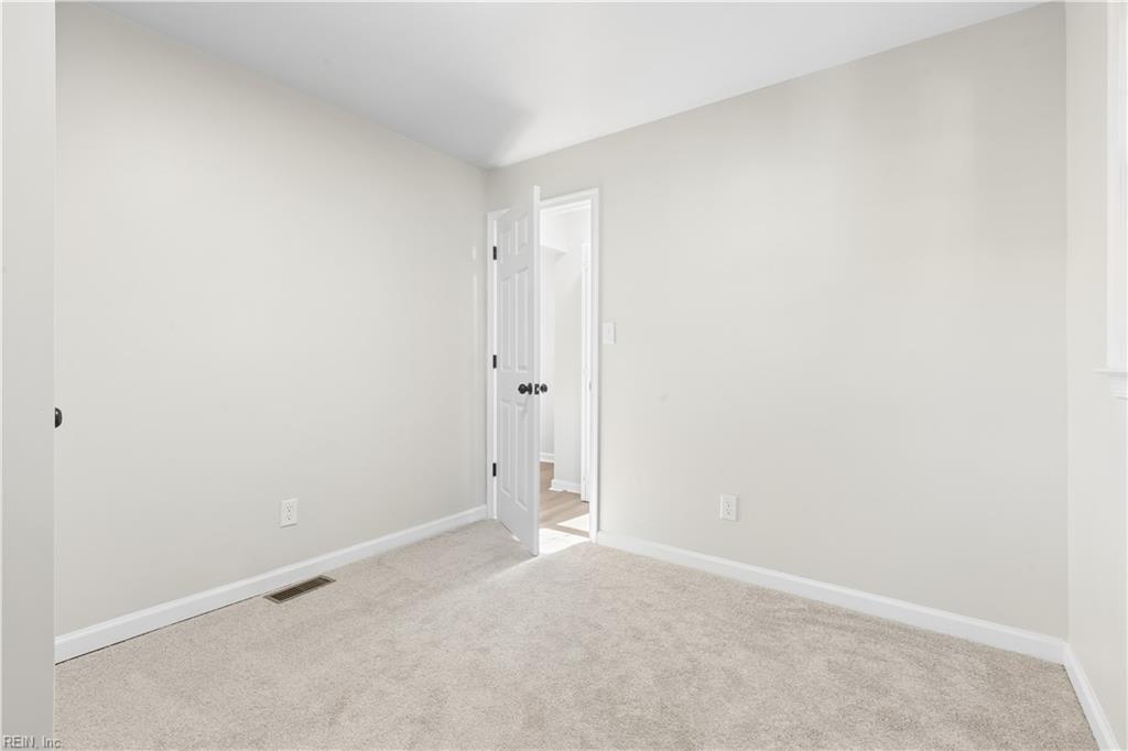 15 Roberts Ct E Property Photo 20