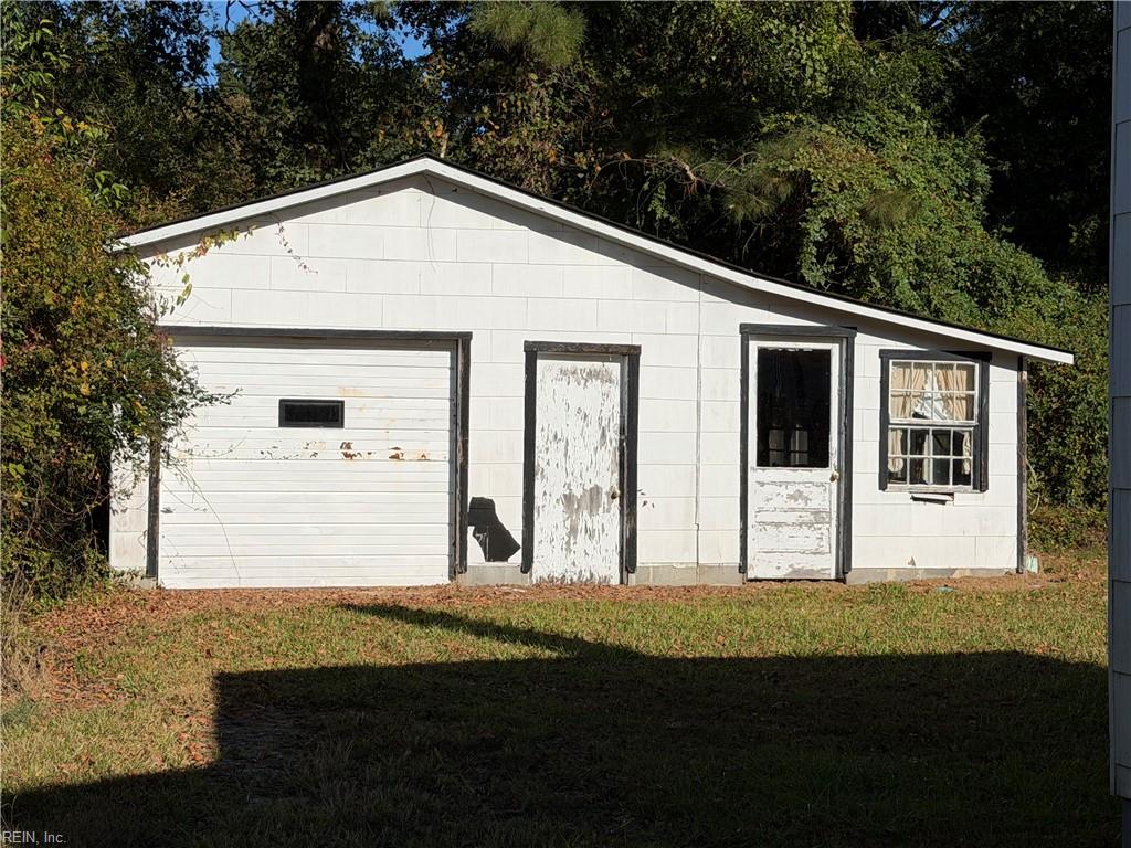 556 Laurel St Property Photo 2