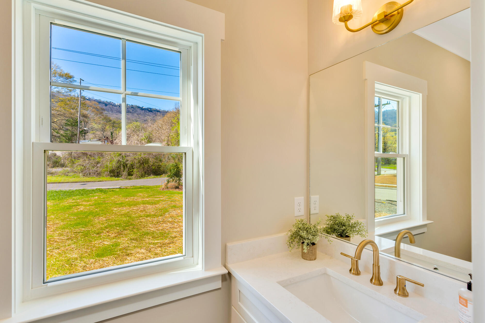 1366 Thomas Avenue Property Photo 11