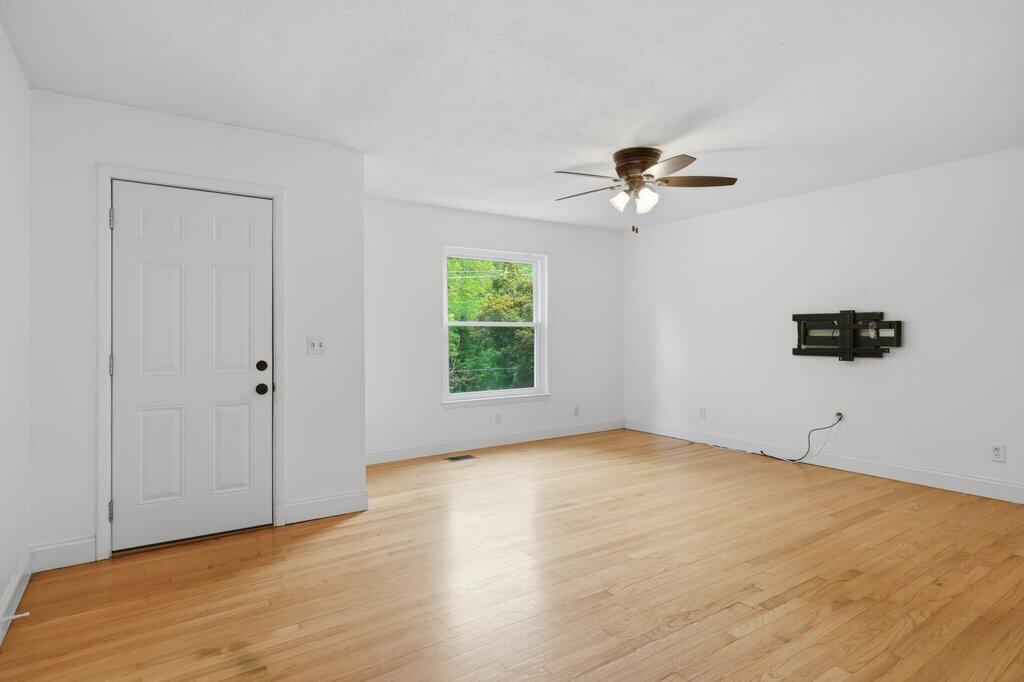 408 Lupton Drive Property Photo 5
