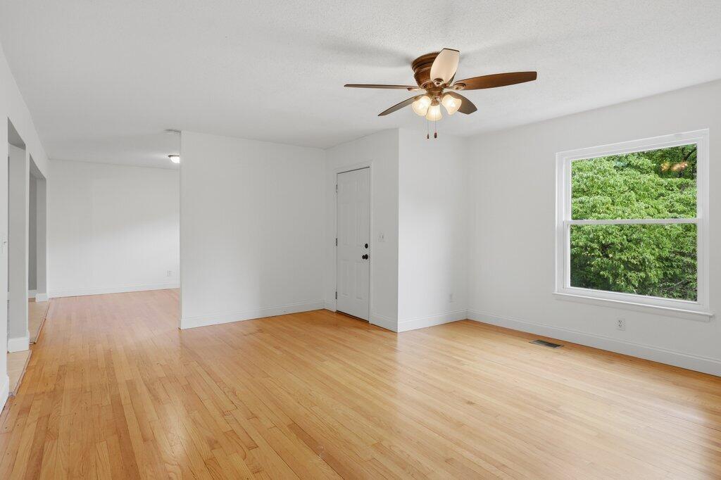 408 Lupton Drive Property Photo 7