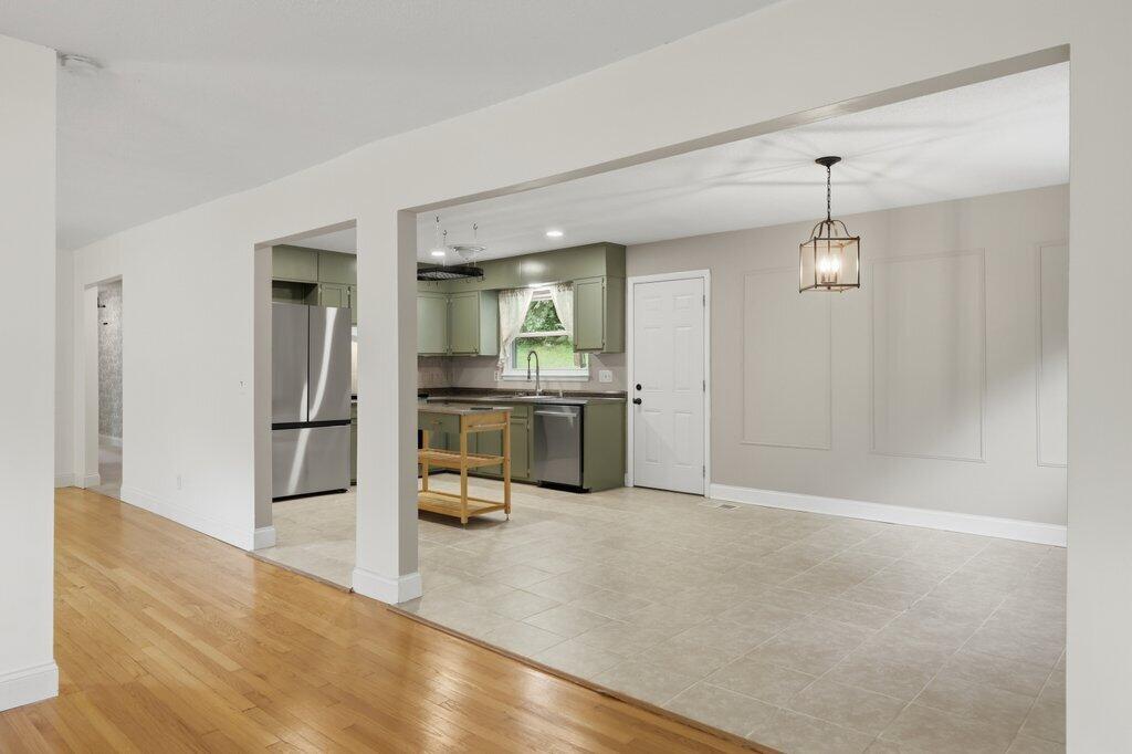 408 Lupton Drive Property Photo 11