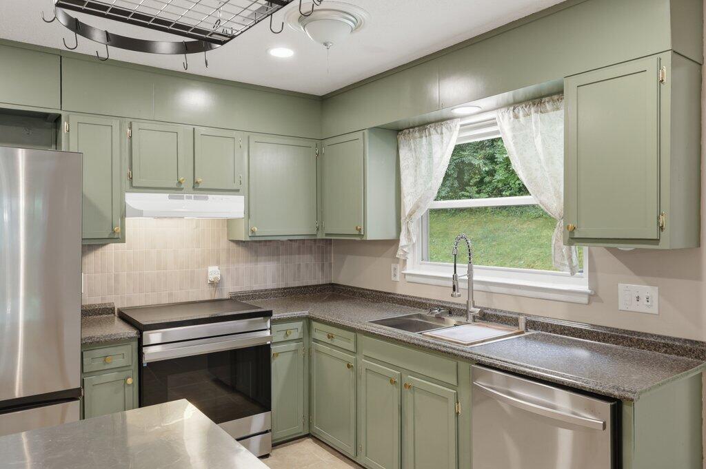 408 Lupton Drive Property Photo 16