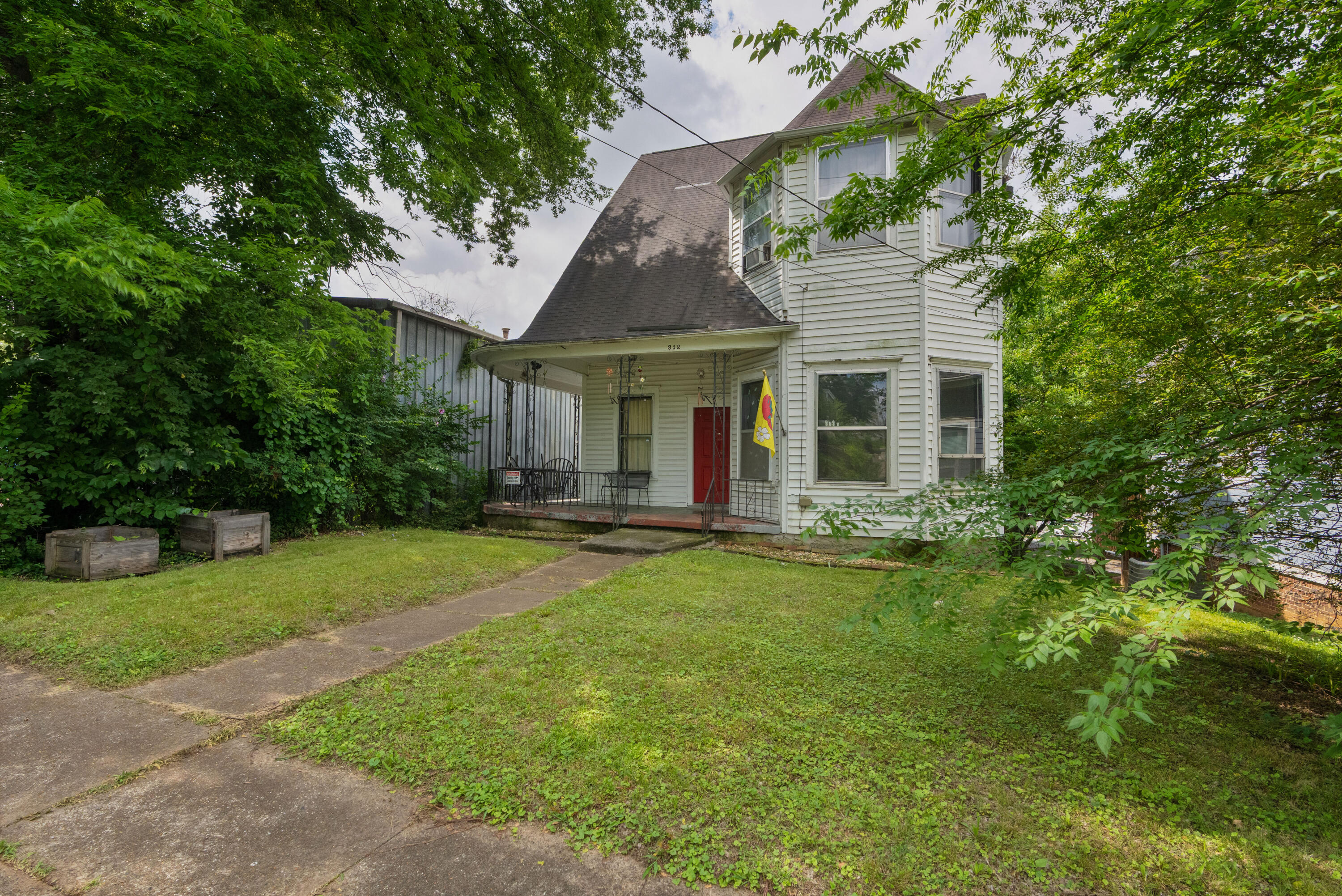 812 E 10th Street Property Photo 2