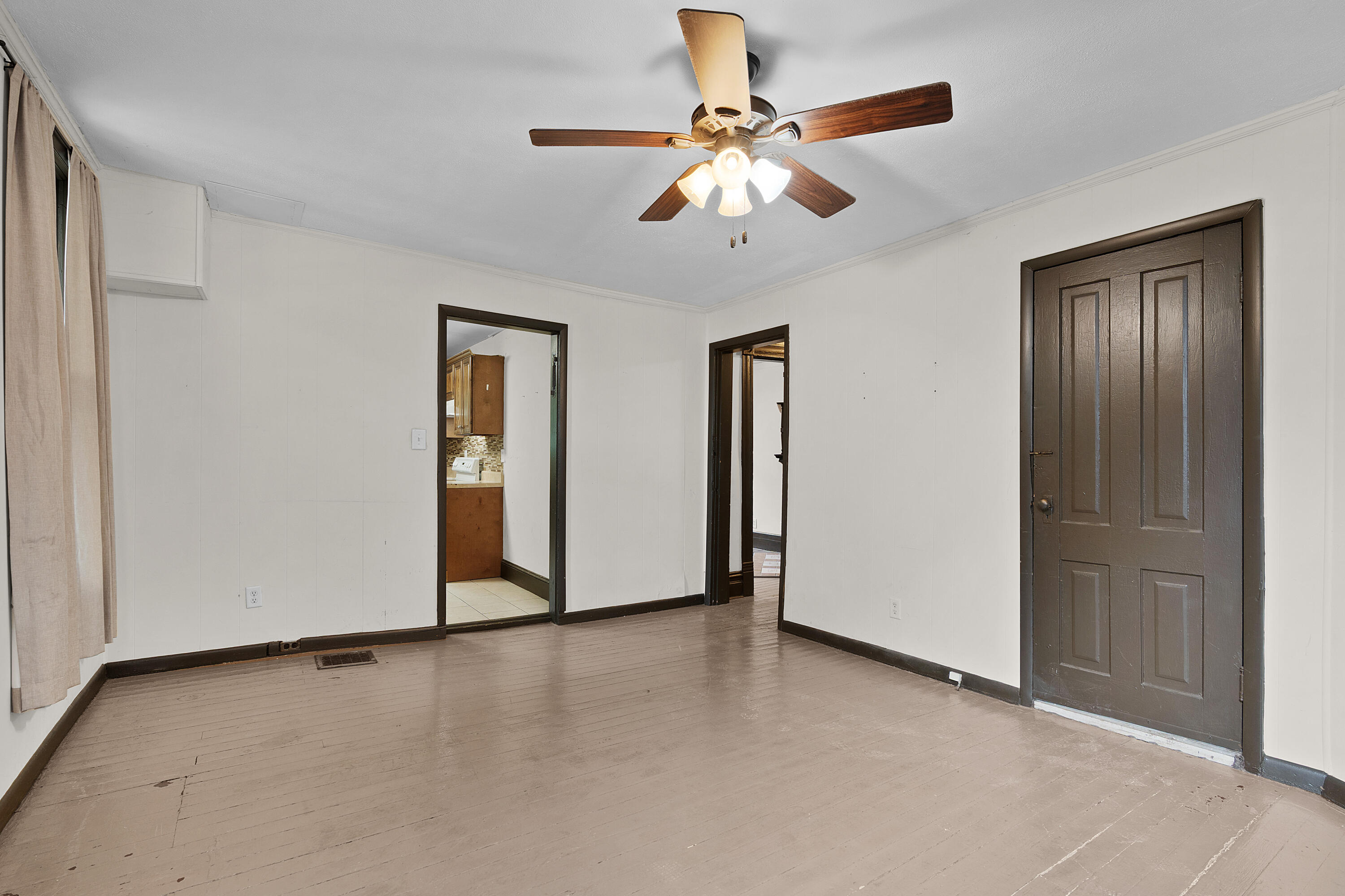 812 E 10th Street Property Photo 9