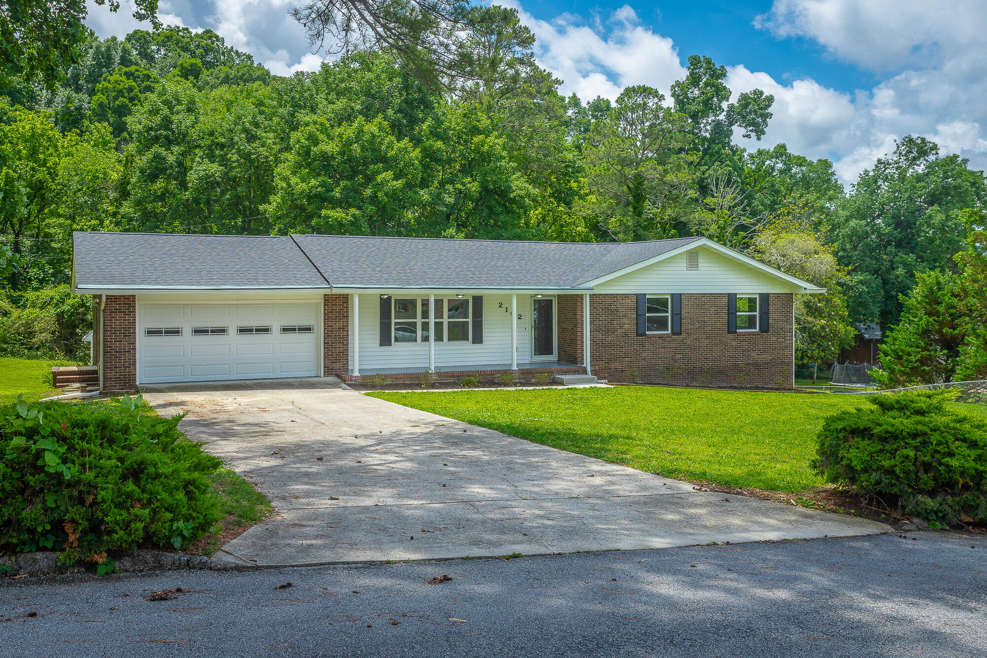 2102 Colonial Parkway Drive Property Photo 1