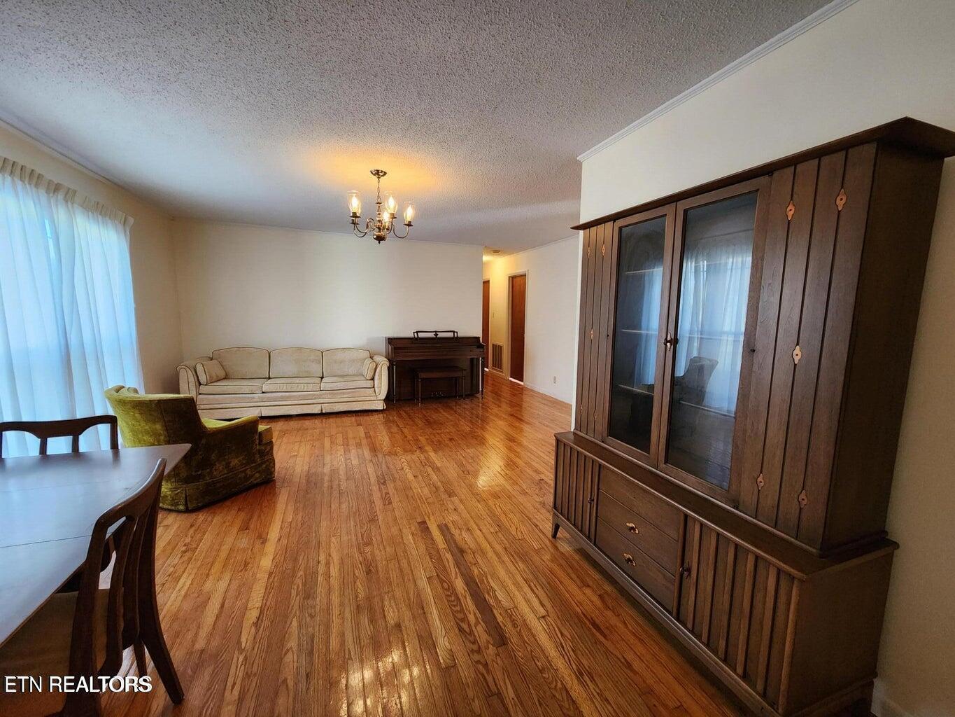 1506 Ridgeway Circle Property Photo 3