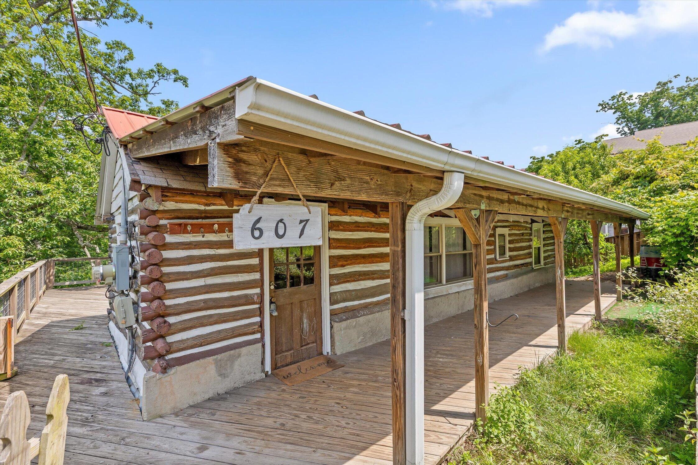 607 Nye Circle Property Photo 4