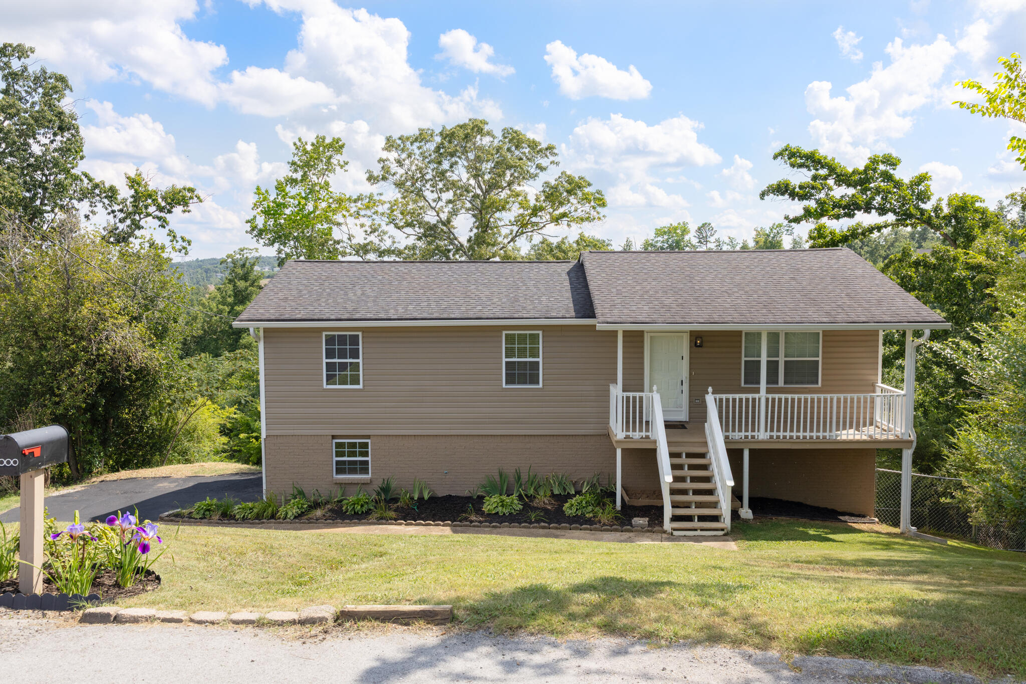 4000 Shady Oak Drive Property Photo 1