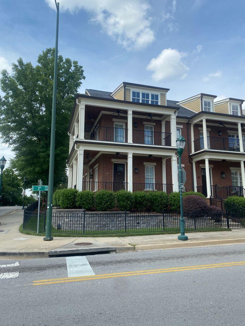 105 E 03rd Street Property Photo 2
