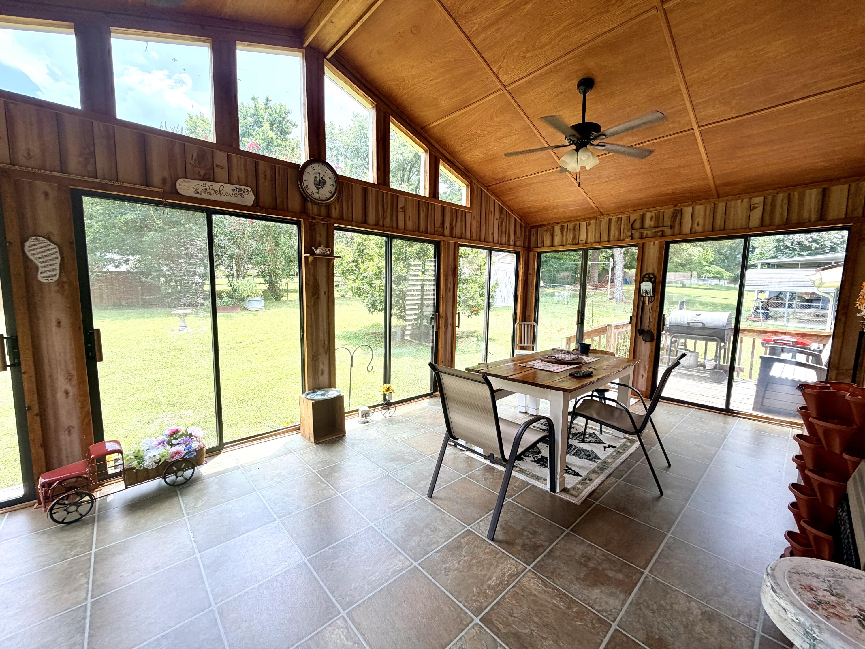 178 Meadow Green Drive Property Photo 4