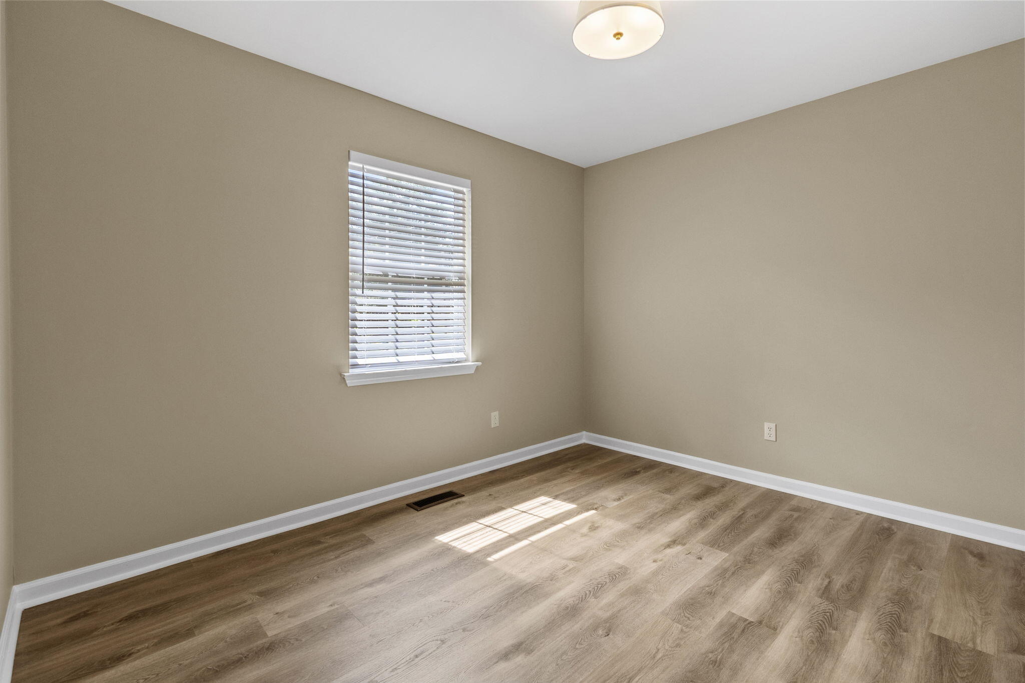 1910 Tombras Avenue Property Photo 35