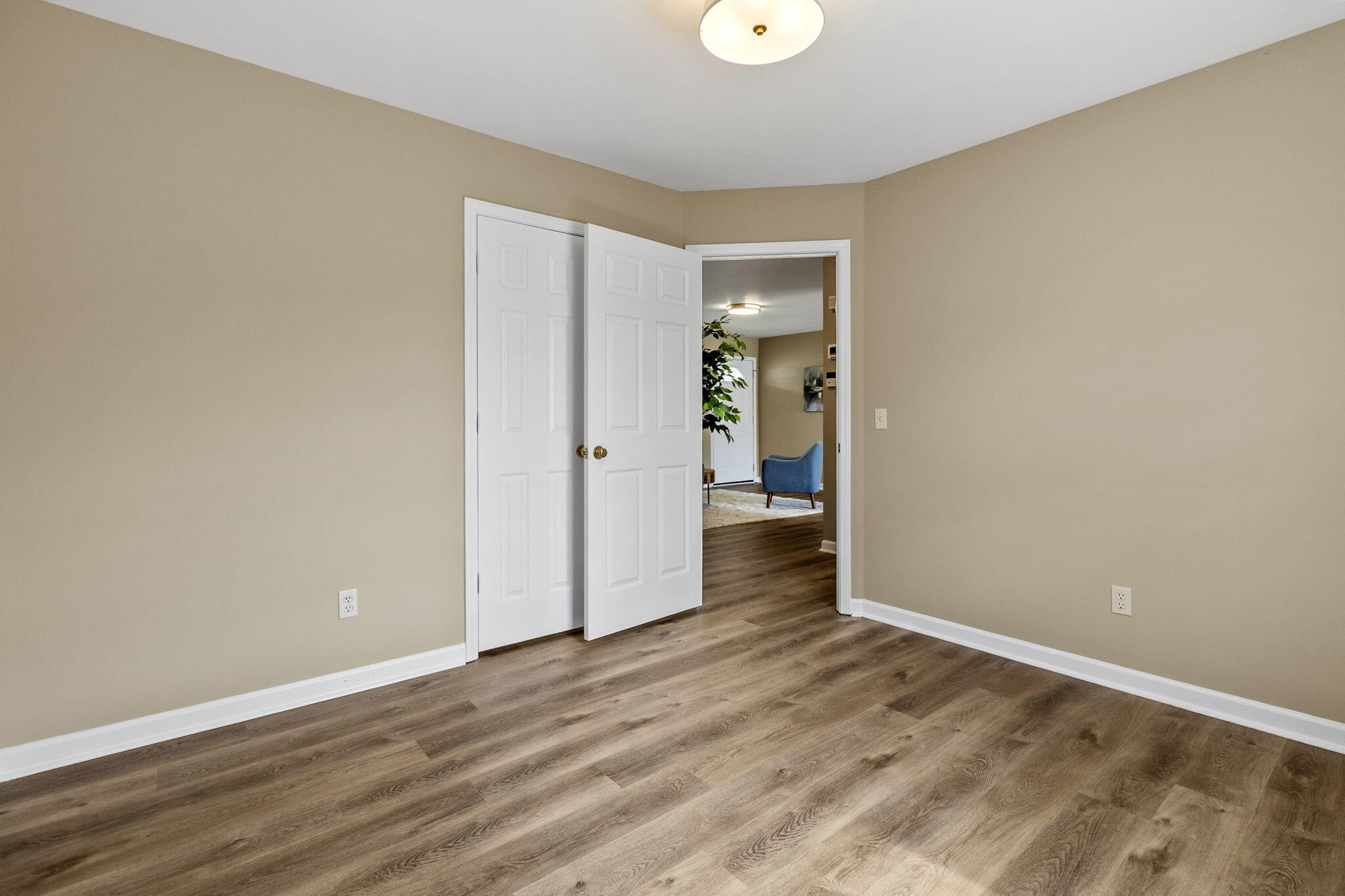 1910 Tombras Avenue Property Photo 36