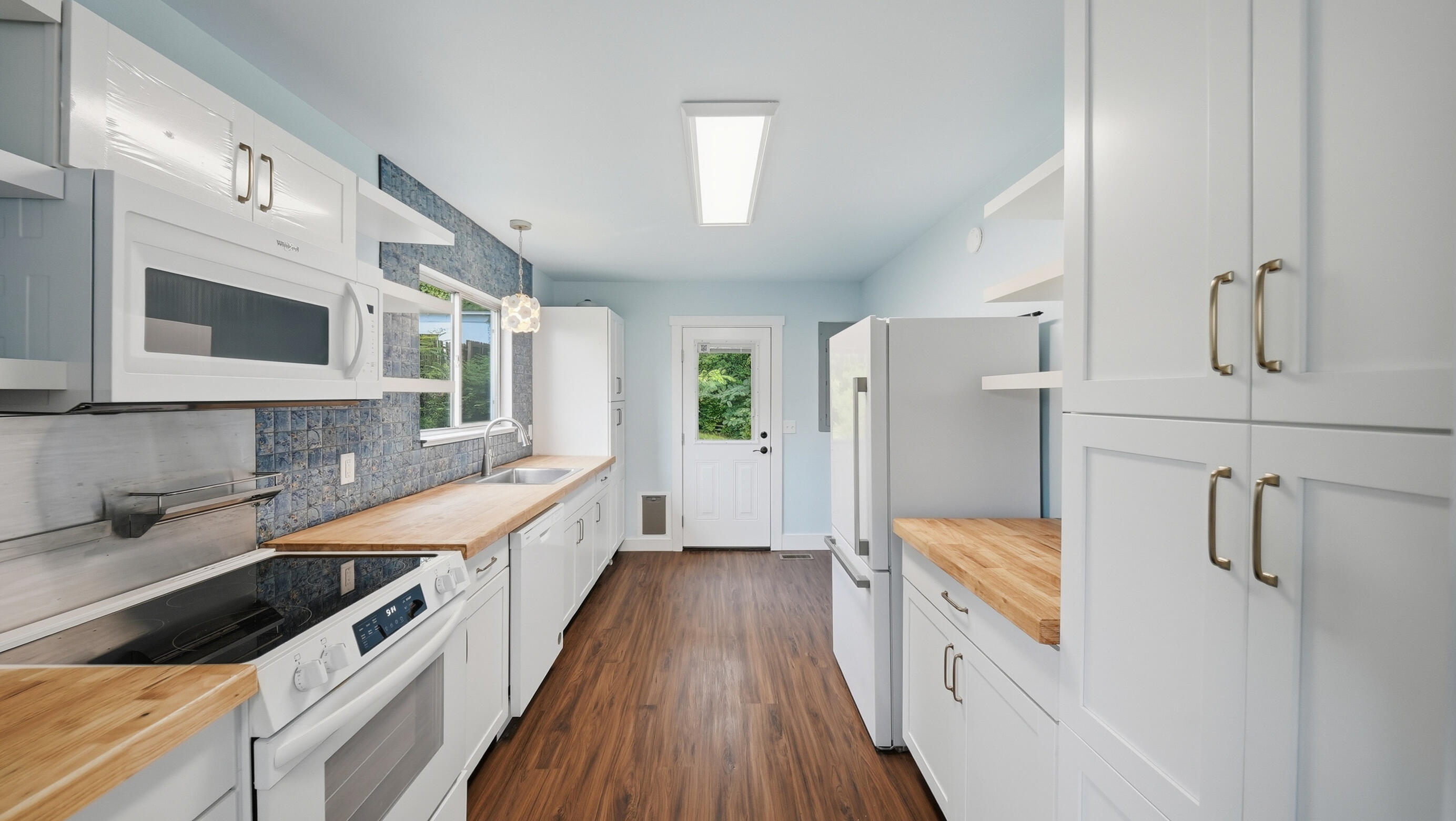 1209 Jarvis Avenue Property Photo 7