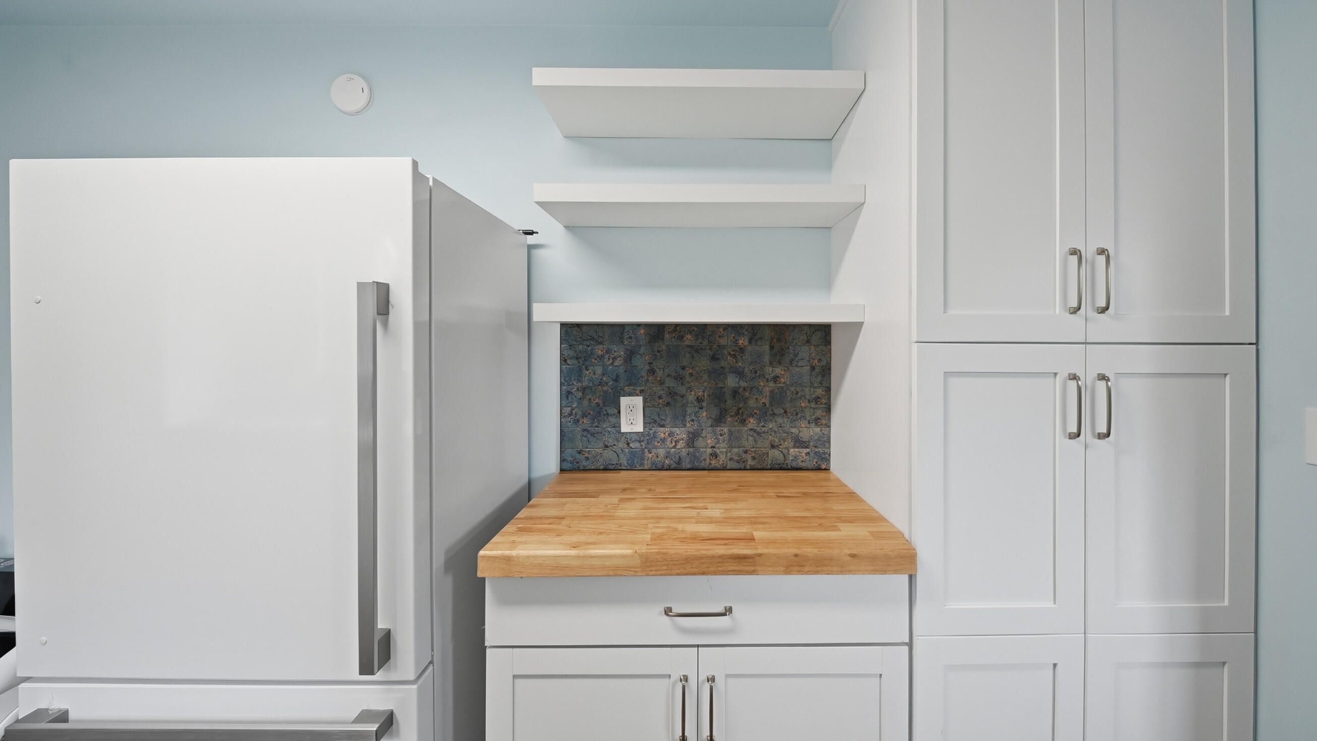 1209 Jarvis Avenue Property Photo 8