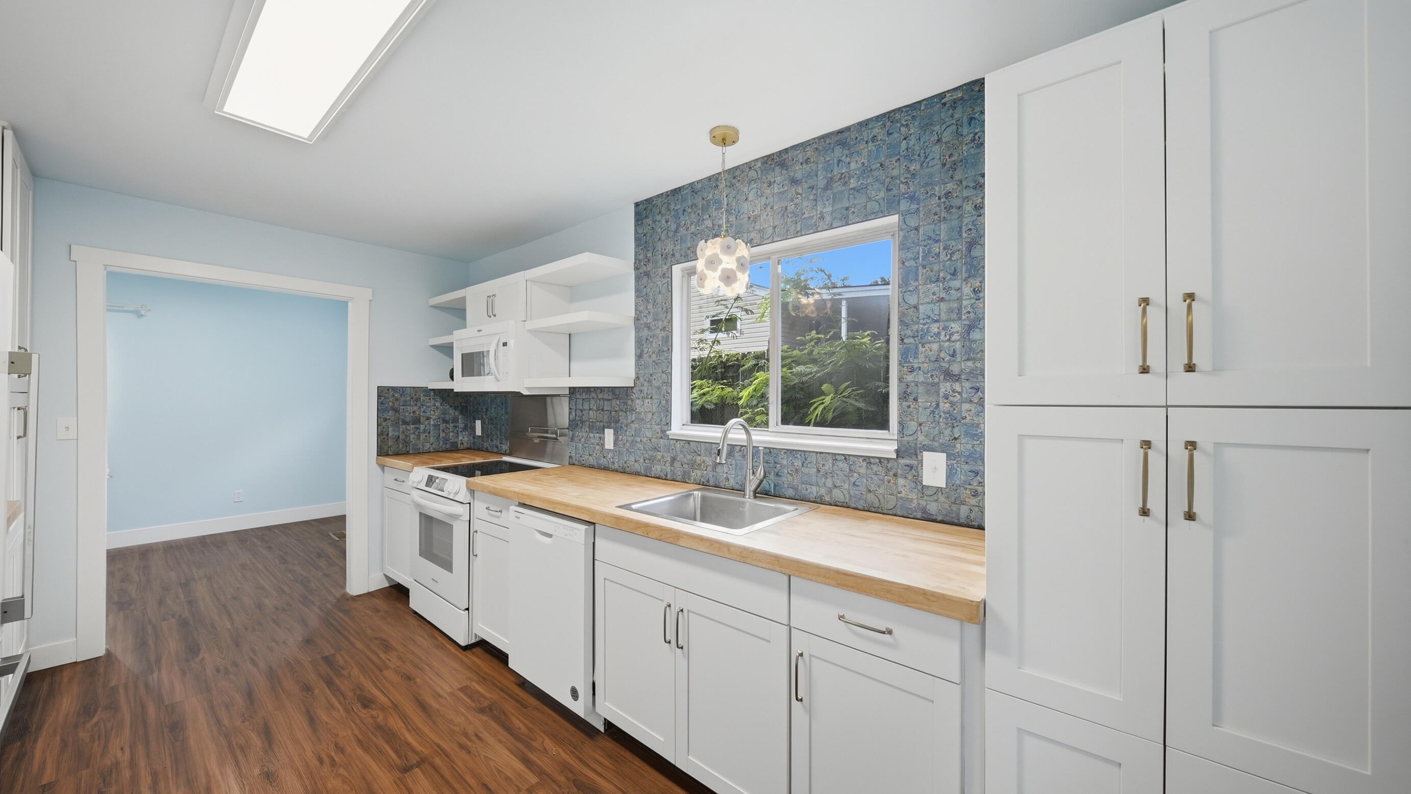 1209 Jarvis Avenue Property Photo 9