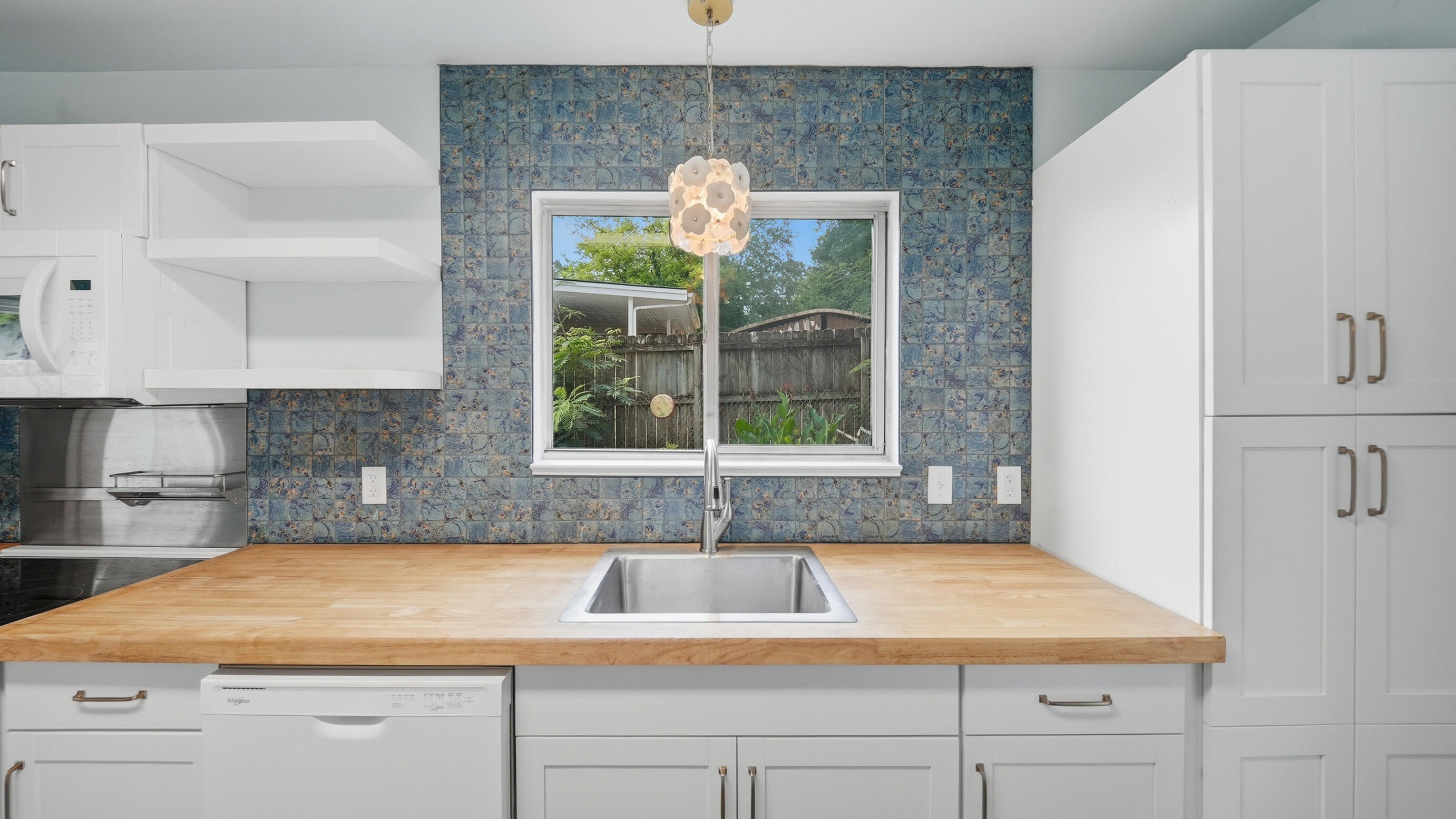 1209 Jarvis Avenue Property Photo 10