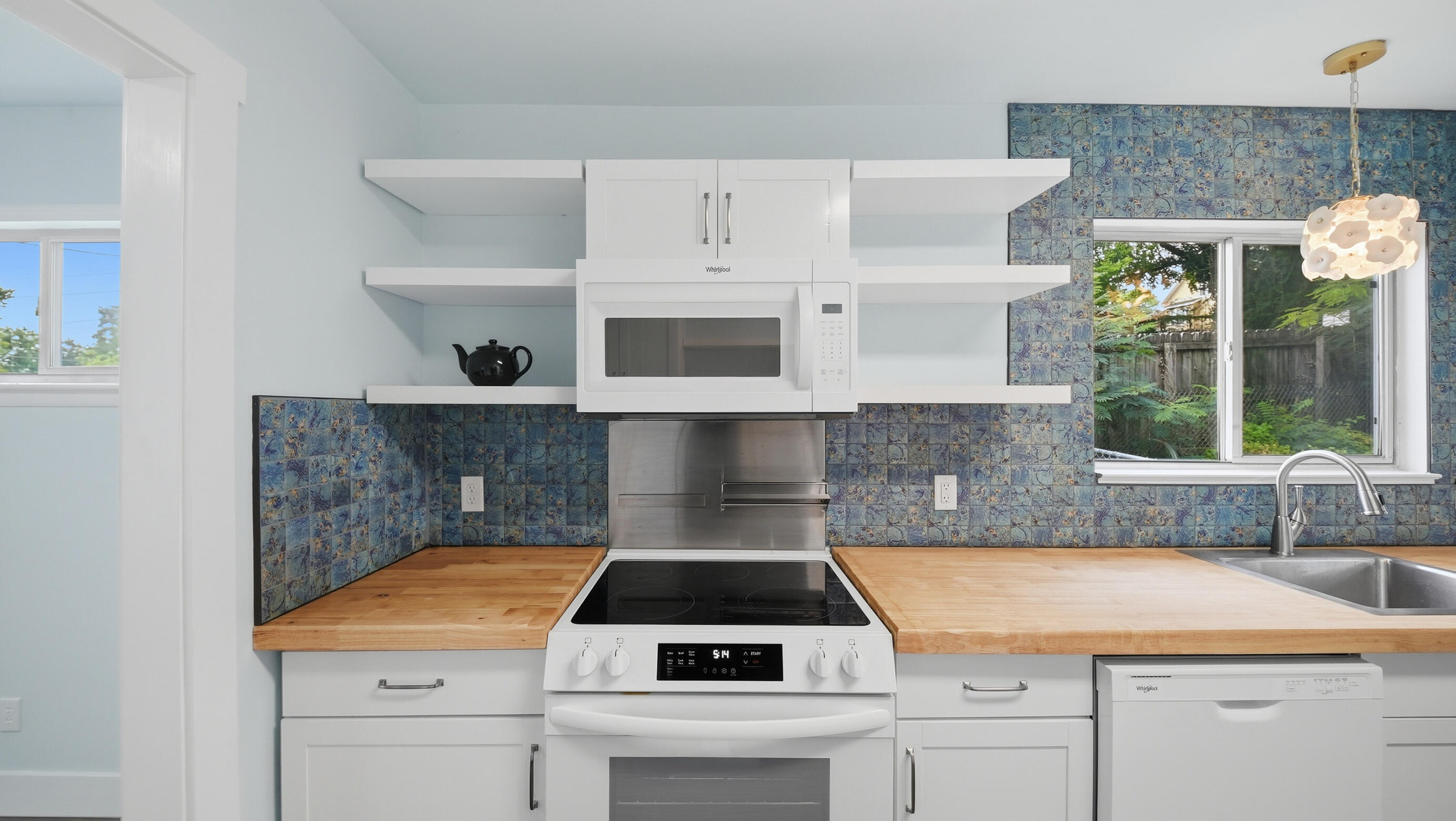 1209 Jarvis Avenue Property Photo 11