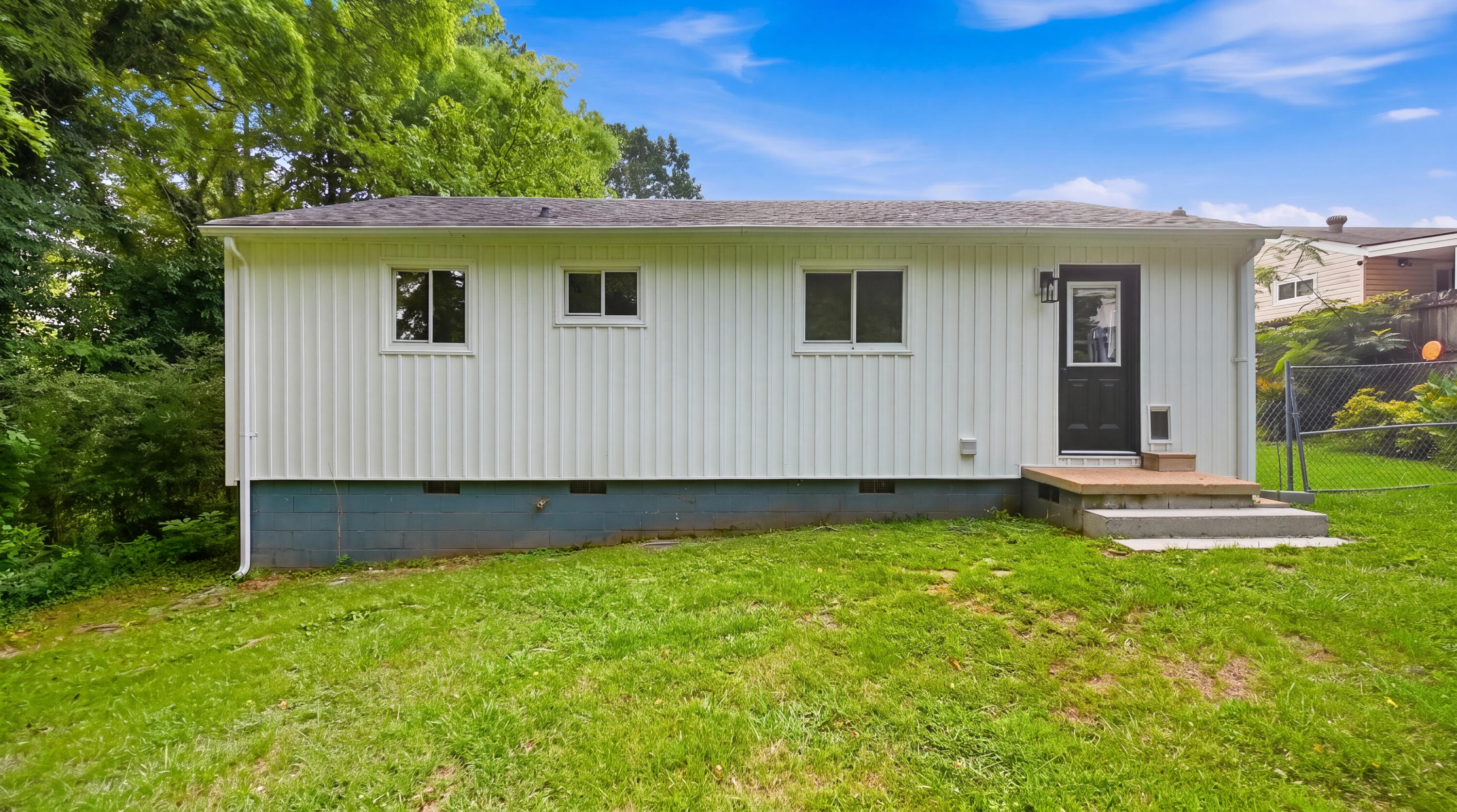 1209 Jarvis Avenue Property Photo 23