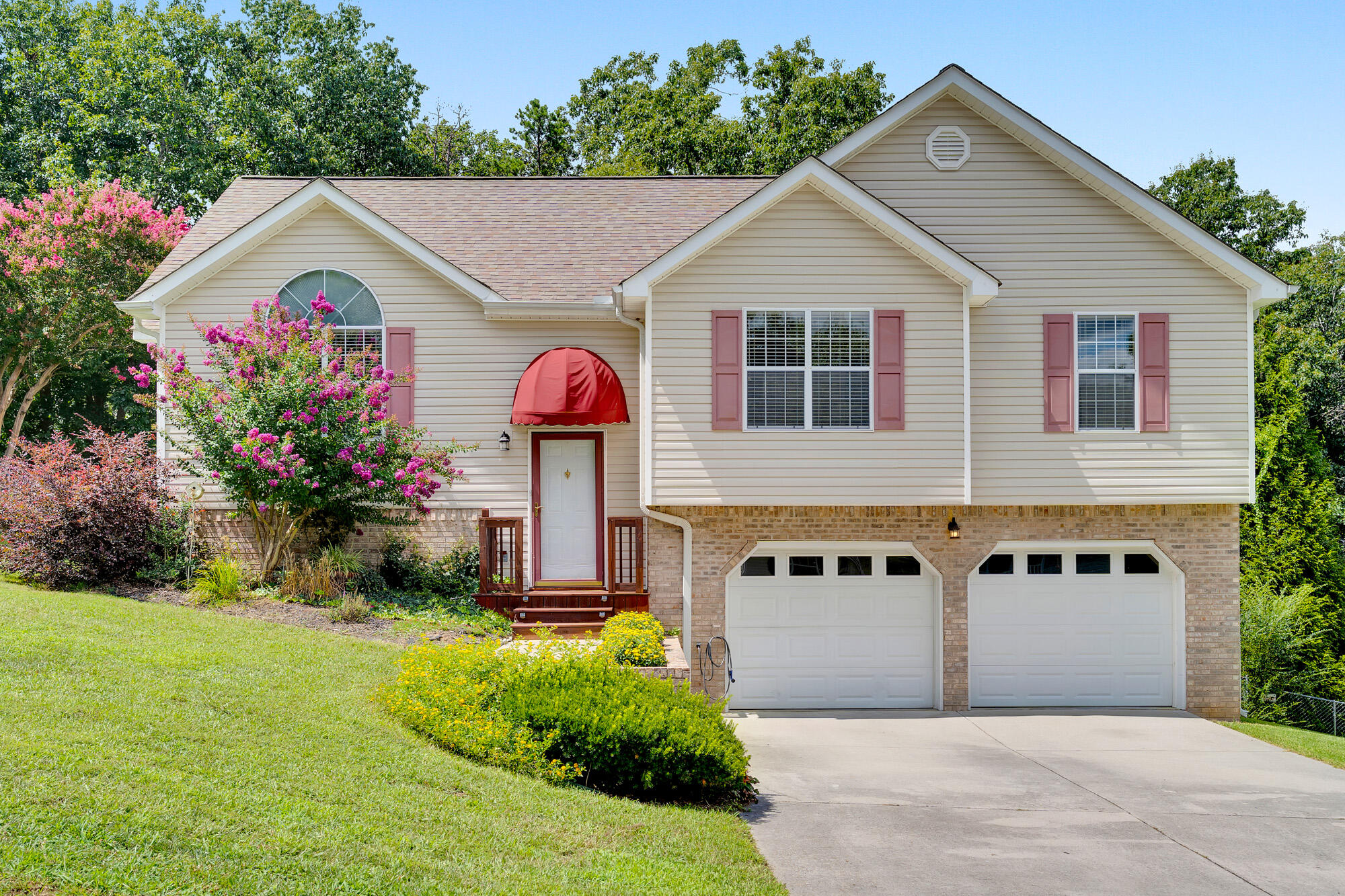 6815 Sawtooth Drive Property Photo 1