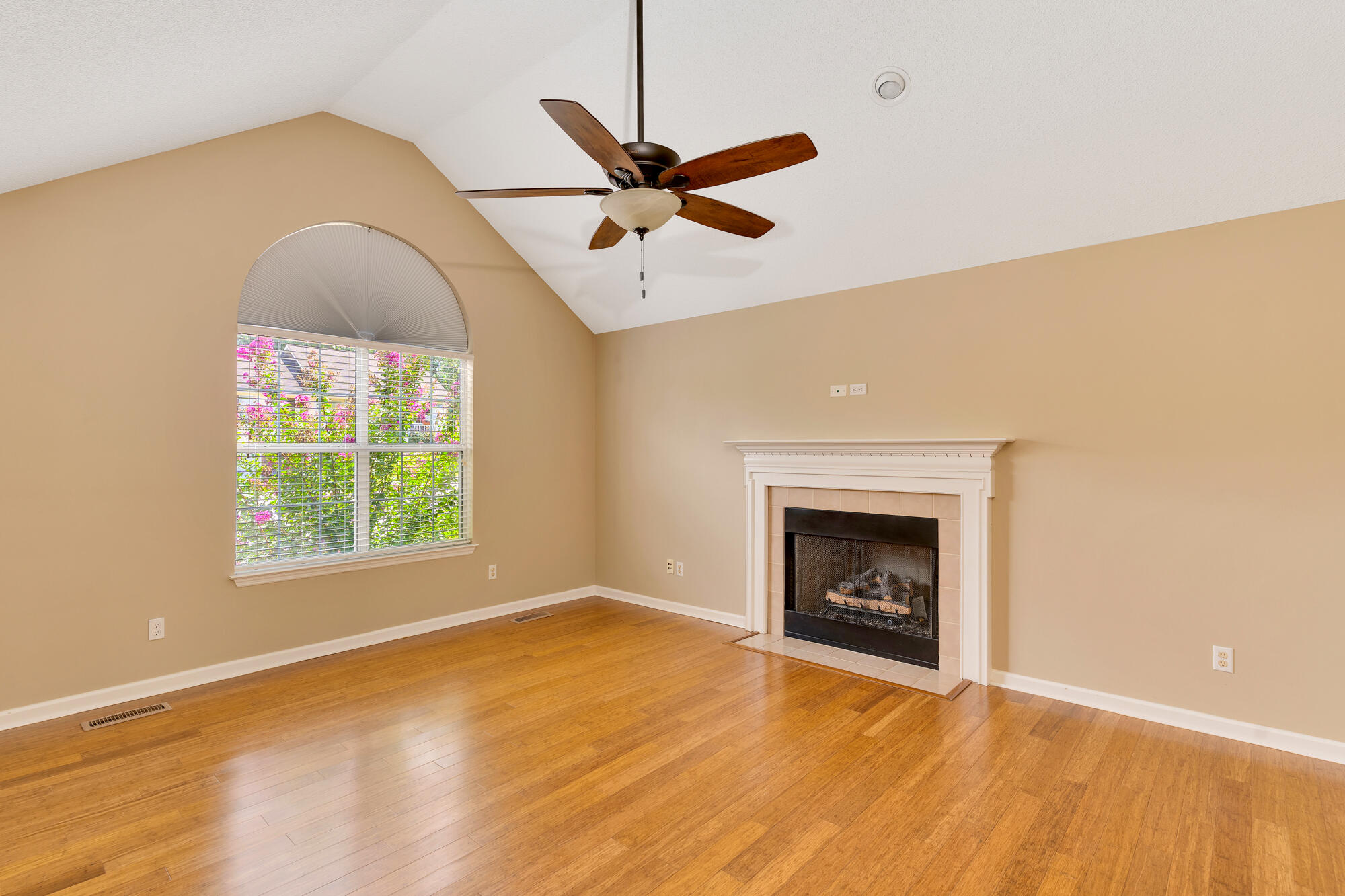 6815 Sawtooth Drive Property Photo 4