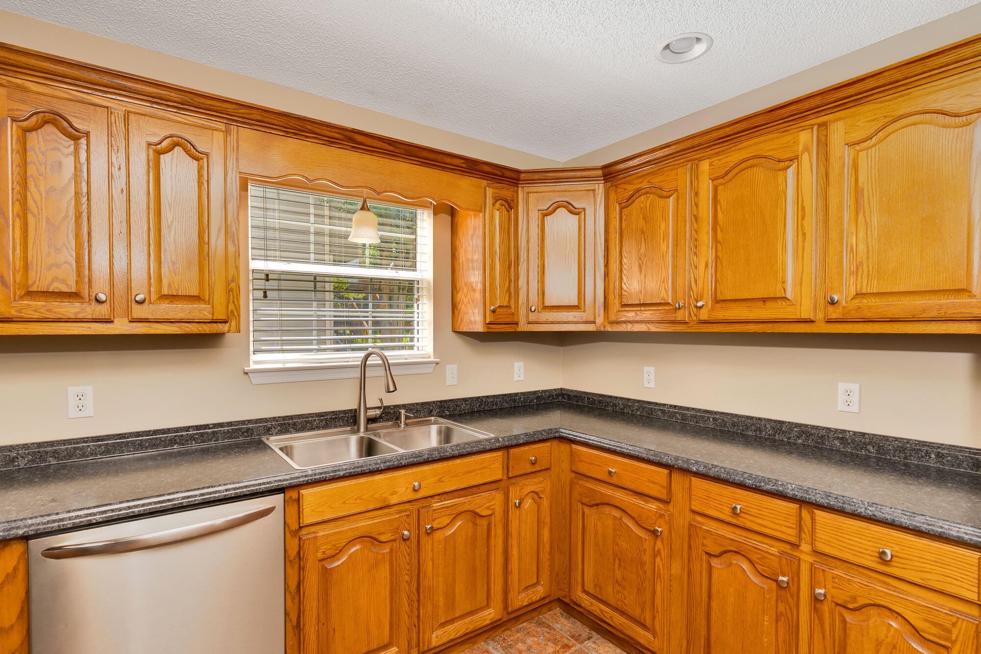 6815 Sawtooth Drive Property Photo 10
