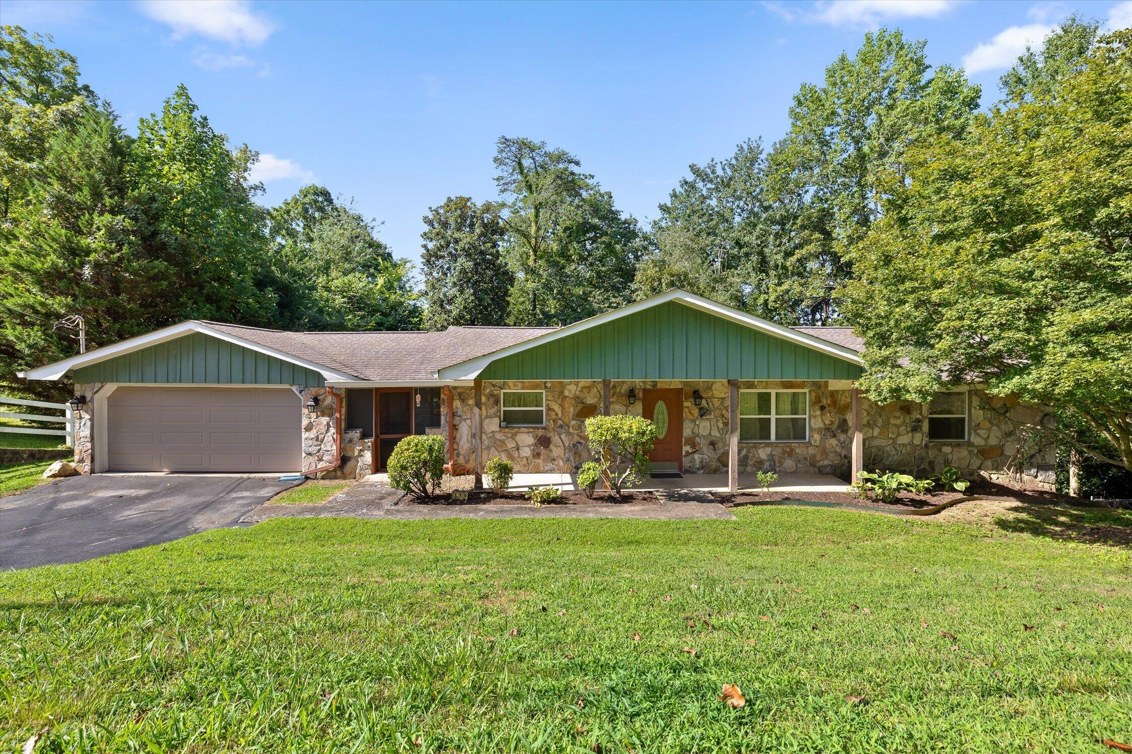 606 Oak Crest Lane Property Photo 1