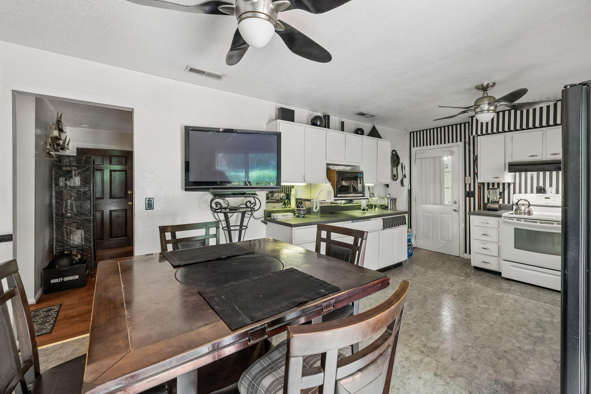 6933 Barter Drive Property Photo 14