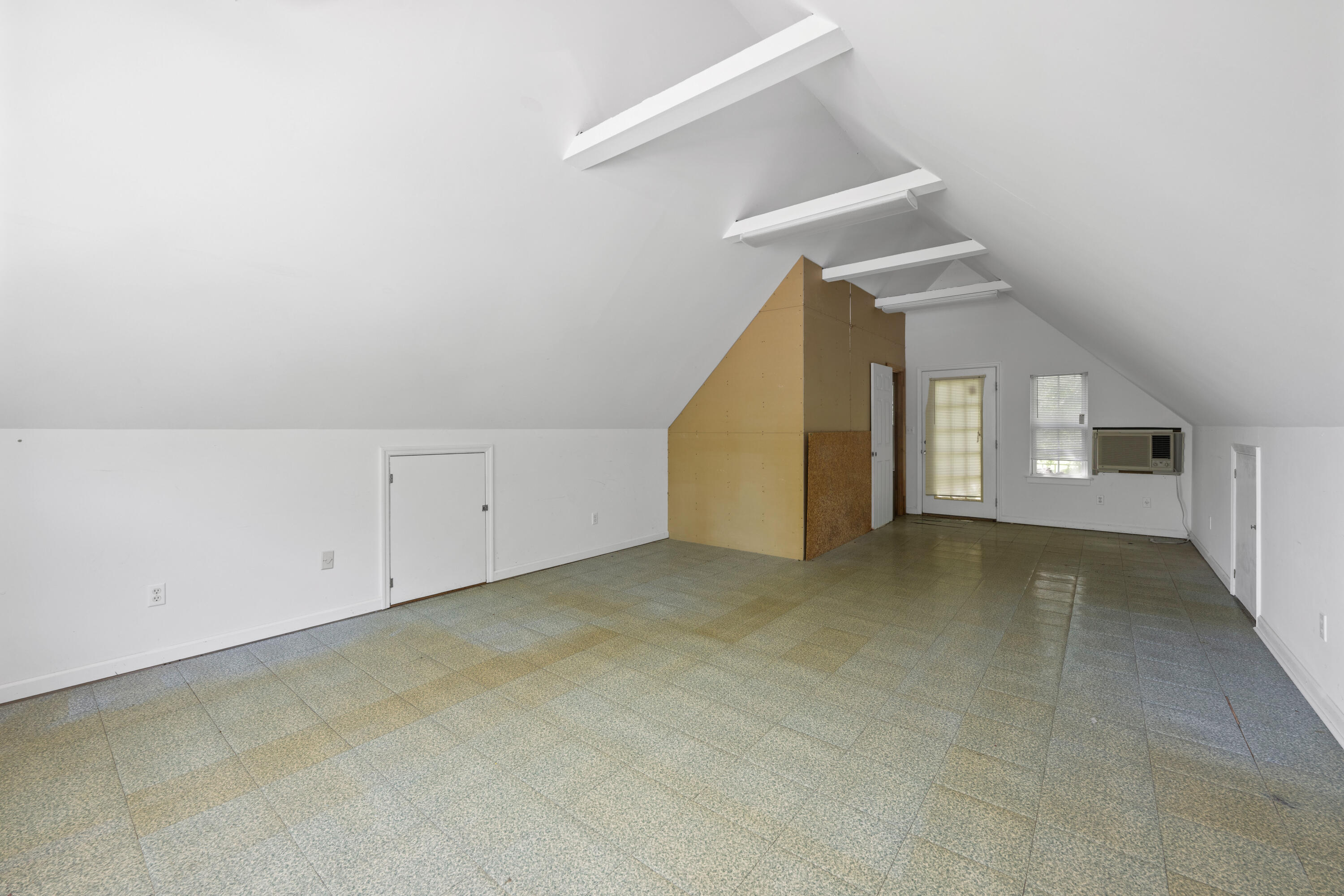 409 White Road Property Photo 34
