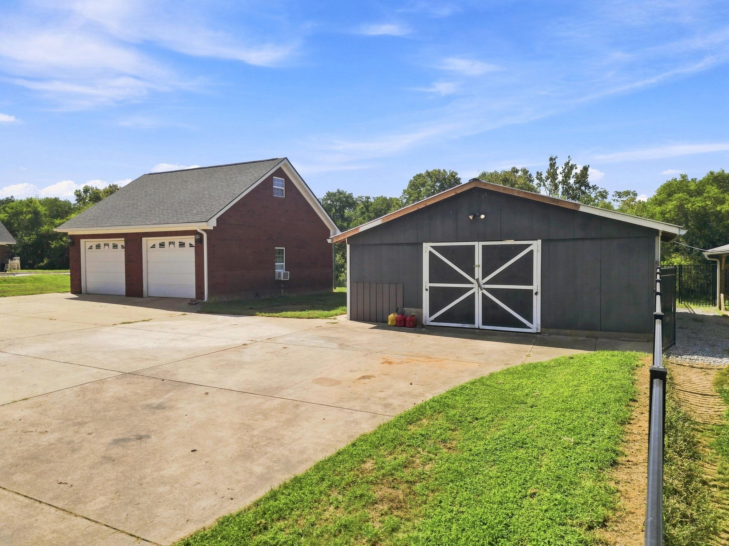 937 Creek Road Property Photo 2