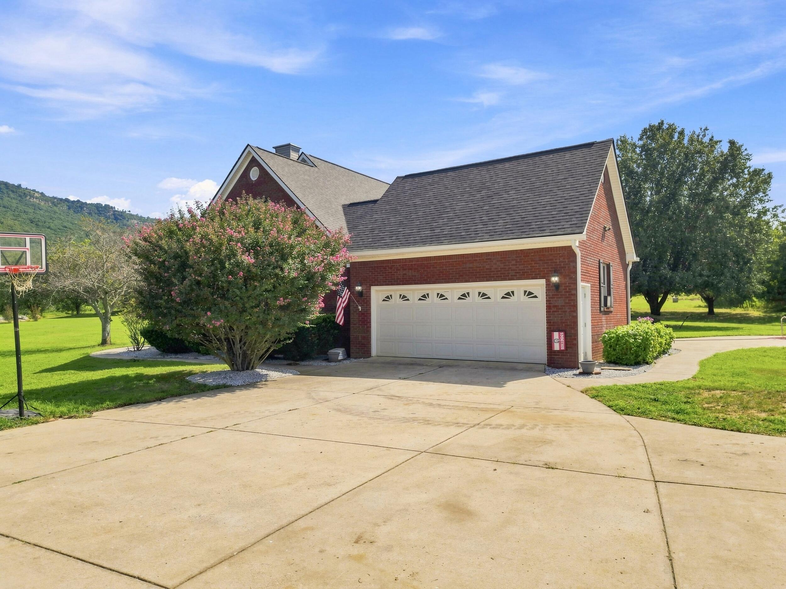 937 Creek Road Property Photo 6