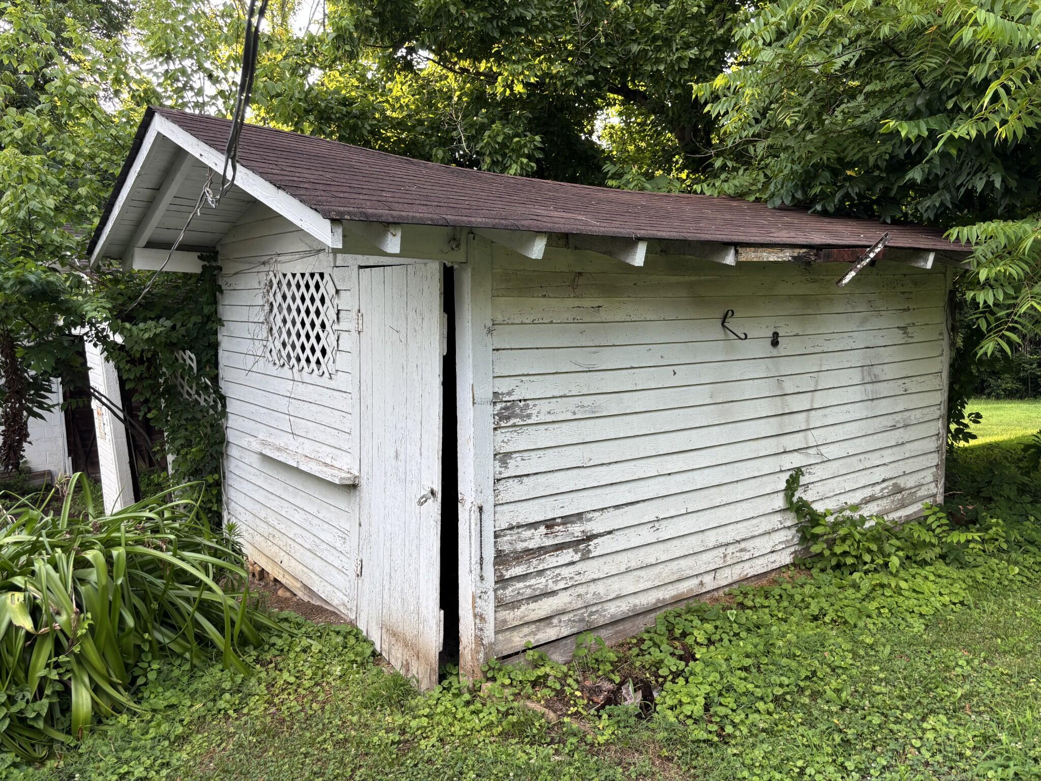 463 E Illinois Avenue Property Photo 8