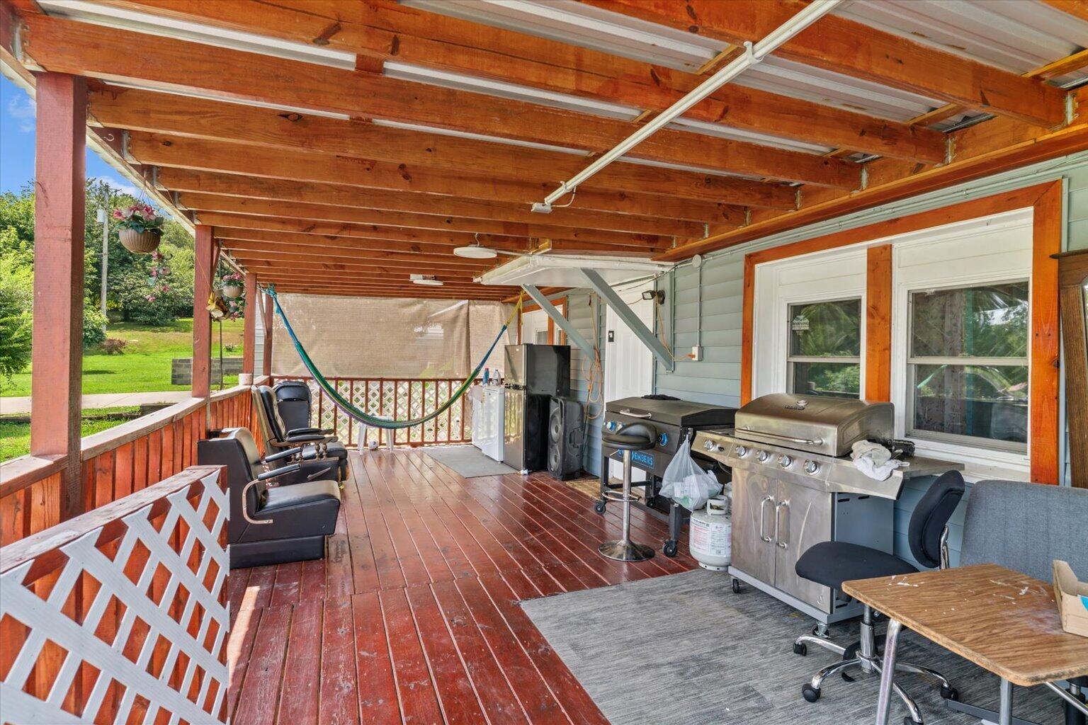 102 Glaze Drive Property Photo 2