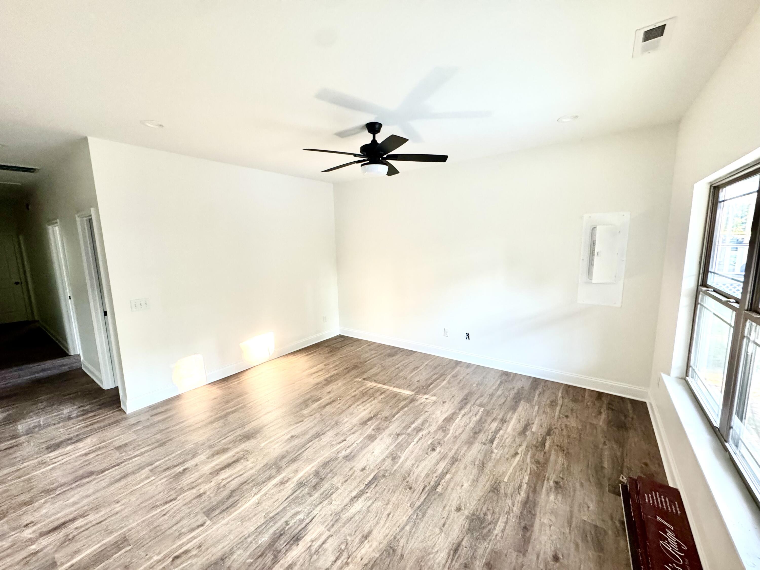 406 Hall Street Property Photo 4