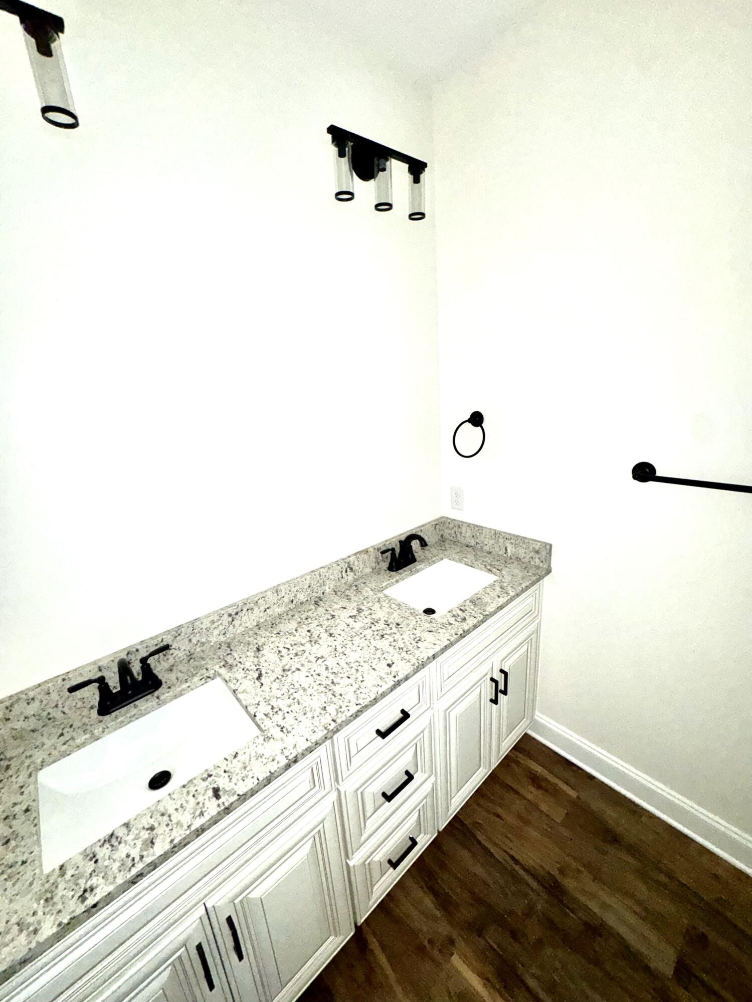 406 Hall Street Property Photo 8