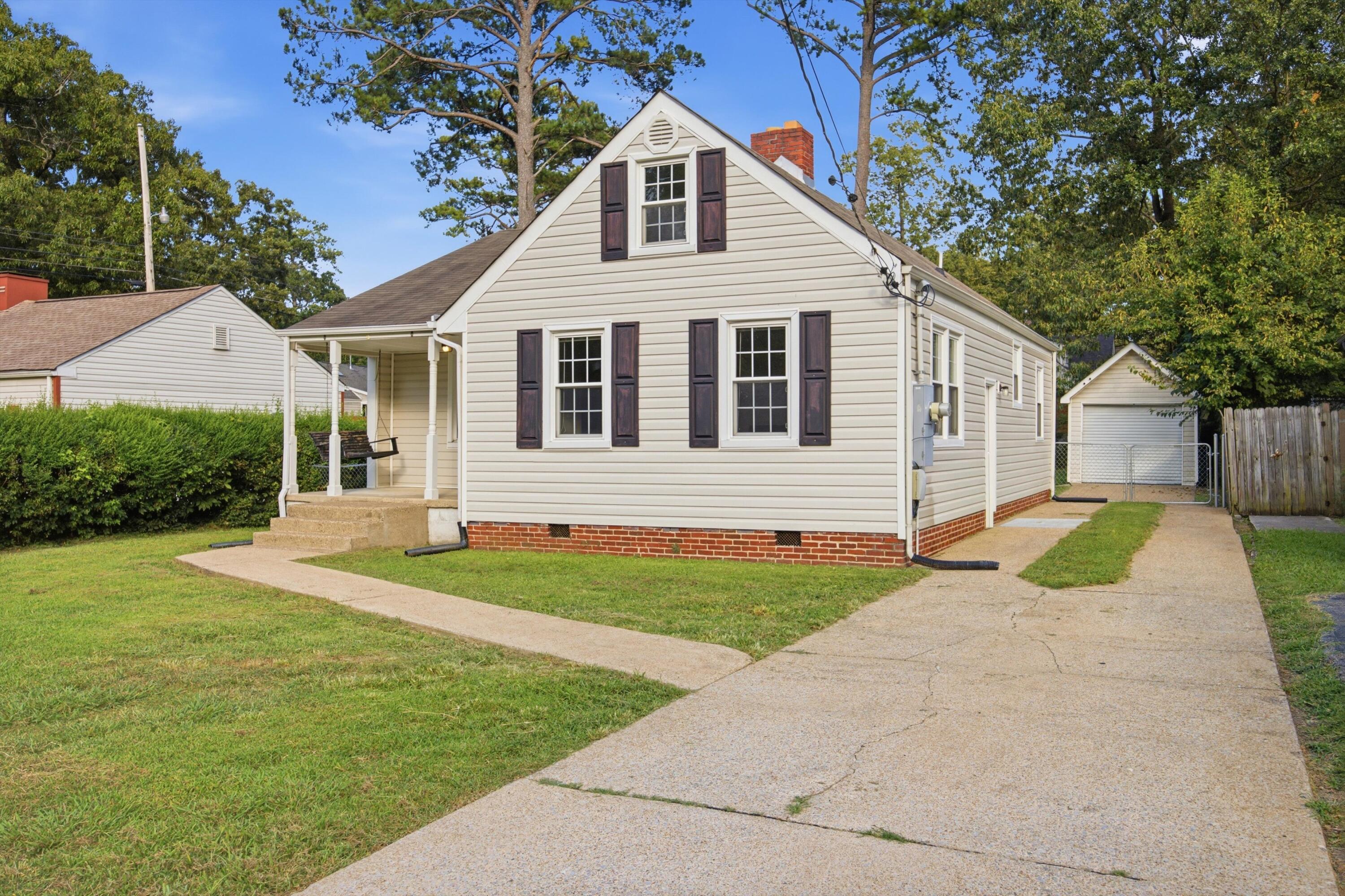 102 S Howell Avenue Property Photo 1
