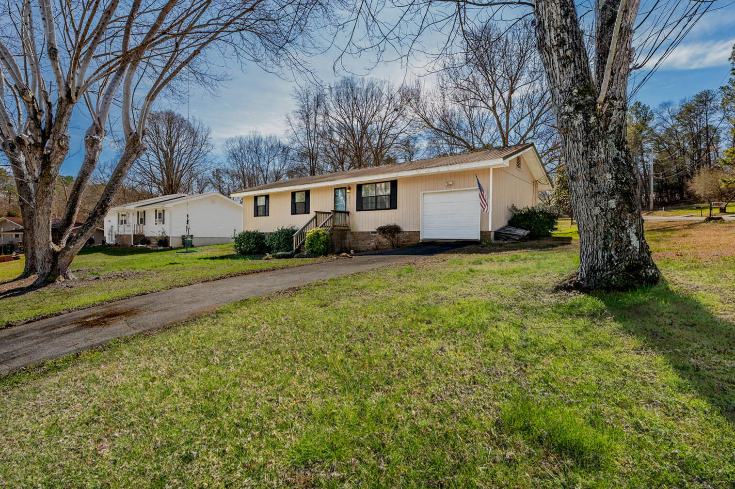 2311 Saunders Road Property Photo 1