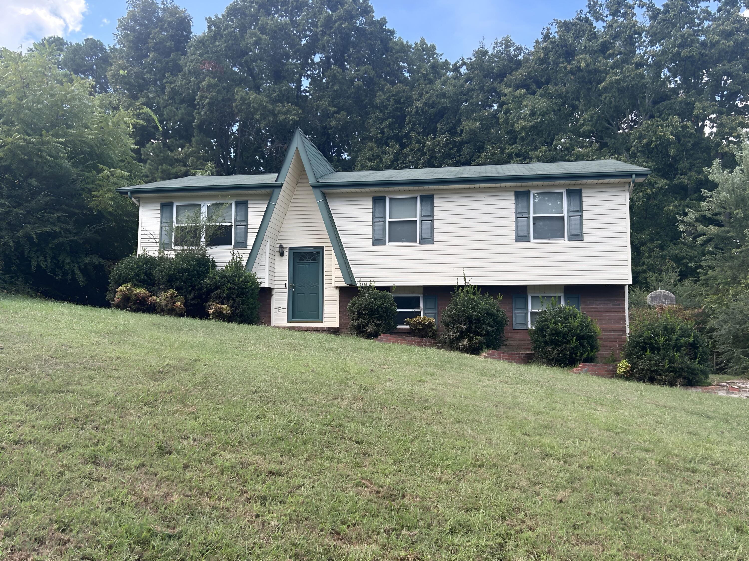 915 Crest Drive Property Photo 1