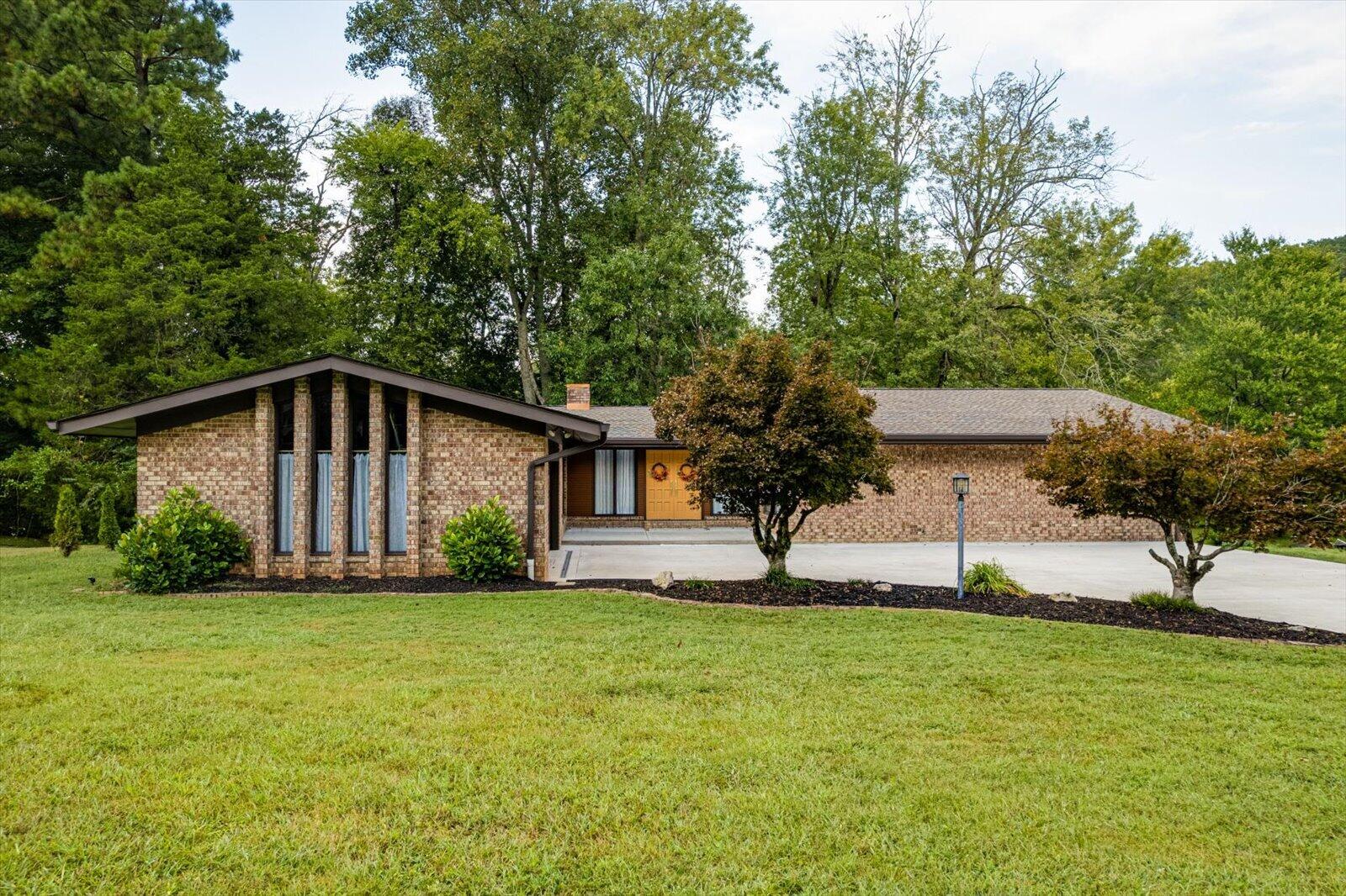 825 Everhart Drive Nw Property Photo 1