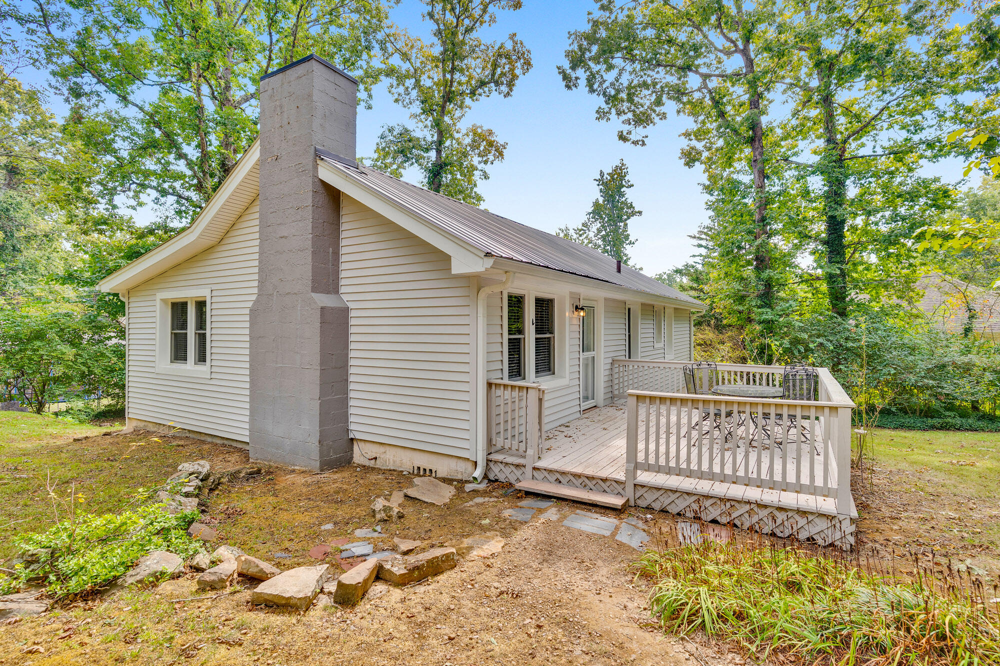 1502 Albion Drive Property Photo 2